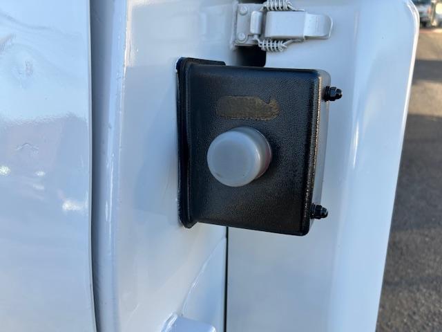 エルフトラック 　モリタ製　２ｔ積　５．０立米　巻き込み式　排出ダンプ式　パッカー車　積み込み連続スイッチ　汚水タンク　ＭＴ６速　電格ミラー　２．９９Ｌ　ディーゼルターボ　全面塗装済　走行２１．１万キロ（12枚目）