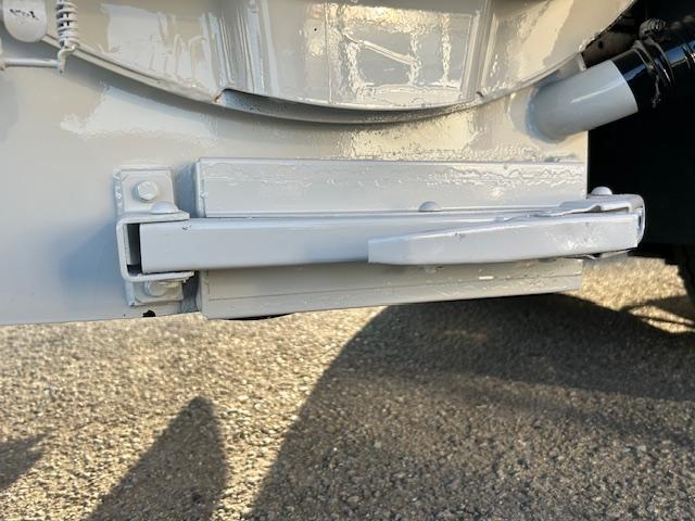 エルフトラック 　モリタ製　２ｔ積　５．０立米　巻き込み式　排出ダンプ式　パッカー車　積み込み連続スイッチ　汚水タンク　ＭＴ６速　電格ミラー　２．９９Ｌ　ディーゼルターボ　全面塗装済　走行２１．１万キロ（13枚目）