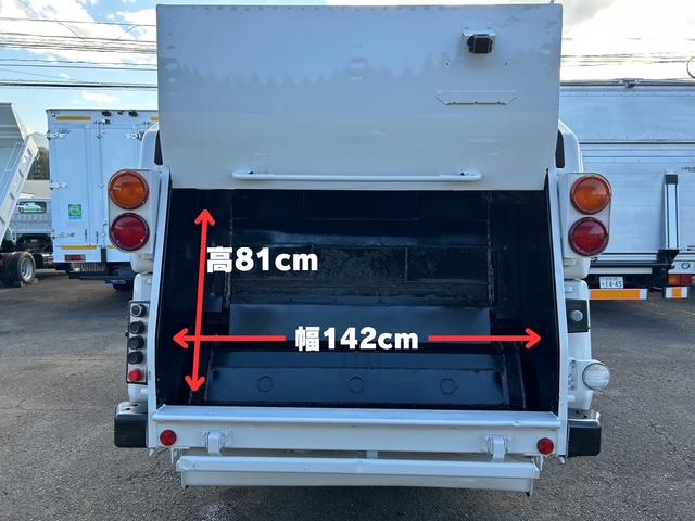 エルフトラック 　モリタ製　２ｔ積　５．０立米　巻き込み式　排出ダンプ式　パッカー車　積み込み連続スイッチ　汚水タンク　ＭＴ６速　電格ミラー　２．９９Ｌ　ディーゼルターボ　全面塗装済　走行２１．１万キロ（16枚目）