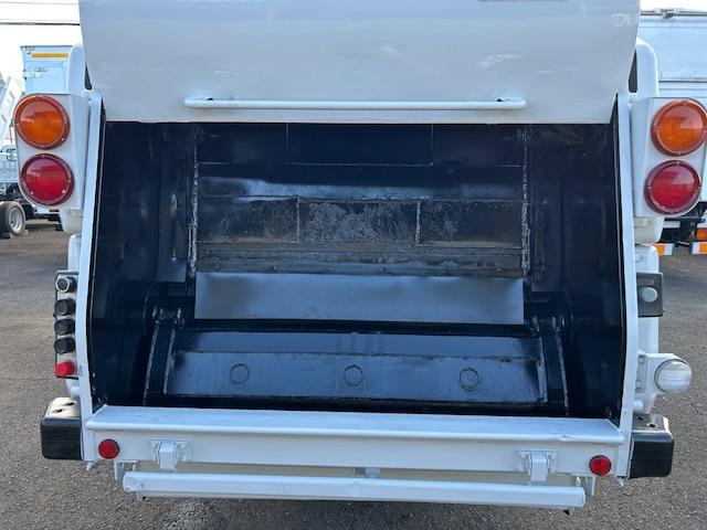 エルフトラック 　モリタ製　２ｔ積　５．０立米　巻き込み式　排出ダンプ式　パッカー車　積み込み連続スイッチ　汚水タンク　ＭＴ６速　電格ミラー　２．９９Ｌ　ディーゼルターボ　全面塗装済　走行２１．１万キロ（17枚目）