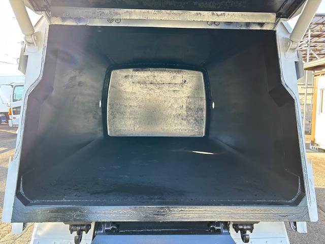 エルフトラック 　モリタ製　２ｔ積　５．０立米　巻き込み式　排出ダンプ式　パッカー車　積み込み連続スイッチ　汚水タンク　ＭＴ６速　電格ミラー　２．９９Ｌ　ディーゼルターボ　全面塗装済　走行２１．１万キロ（23枚目）