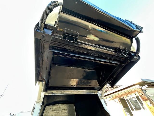 エルフトラック 　モリタ製　２ｔ積　５．０立米　巻き込み式　排出ダンプ式　パッカー車　積み込み連続スイッチ　汚水タンク　ＭＴ６速　電格ミラー　２．９９Ｌ　ディーゼルターボ　全面塗装済　走行２１．１万キロ（25枚目）