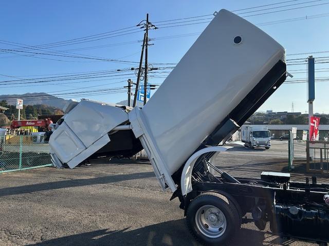 エルフトラック 　モリタ製　２ｔ積　５．０立米　巻き込み式　排出ダンプ式　パッカー車　積み込み連続スイッチ　汚水タンク　ＭＴ６速　電格ミラー　２．９９Ｌ　ディーゼルターボ　全面塗装済　走行２１．１万キロ（29枚目）