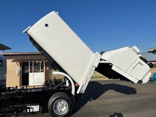 エルフトラック 　モリタ製　２ｔ積　５．０立米　巻き込み式　排出ダンプ式　パッカー車　積み込み連続スイッチ　汚水タンク　ＭＴ６速　電格ミラー　２．９９Ｌ　ディーゼルターボ　全面塗装済　走行２１．１万キロ（30枚目）