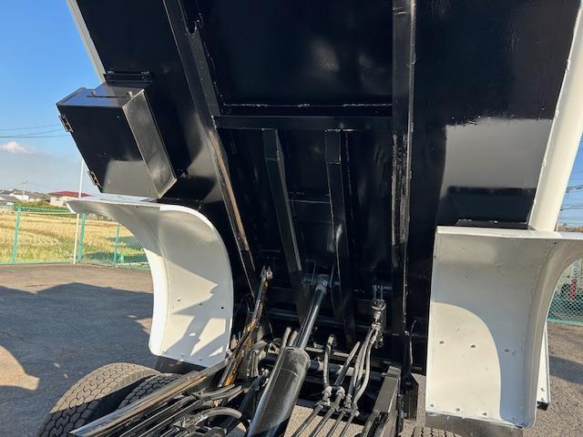 エルフトラック 　モリタ製　２ｔ積　５．０立米　巻き込み式　排出ダンプ式　パッカー車　積み込み連続スイッチ　汚水タンク　ＭＴ６速　電格ミラー　２．９９Ｌ　ディーゼルターボ　全面塗装済　走行２１．１万キロ（31枚目）