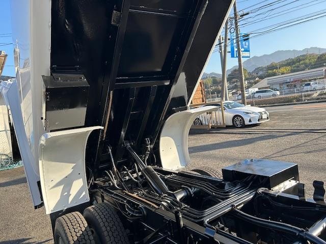エルフトラック 　モリタ製　２ｔ積　５．０立米　巻き込み式　排出ダンプ式　パッカー車　積み込み連続スイッチ　汚水タンク　ＭＴ６速　電格ミラー　２．９９Ｌ　ディーゼルターボ　全面塗装済　走行２１．１万キロ（34枚目）