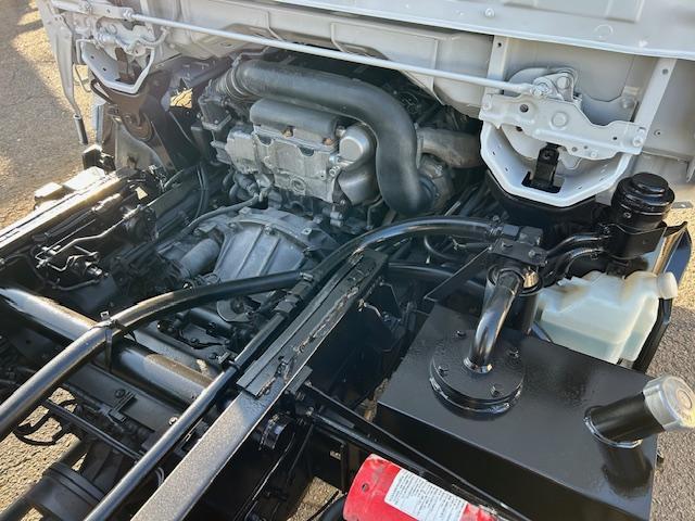 エルフトラック 　モリタ製　２ｔ積　５．０立米　巻き込み式　排出ダンプ式　パッカー車　積み込み連続スイッチ　汚水タンク　ＭＴ６速　電格ミラー　２．９９Ｌ　ディーゼルターボ　全面塗装済　走行２１．１万キロ（39枚目）