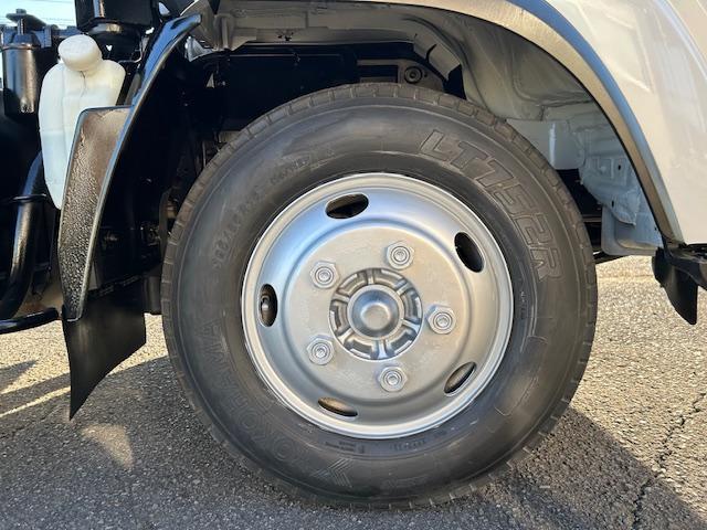 エルフトラック 　モリタ製　２ｔ積　５．０立米　巻き込み式　排出ダンプ式　パッカー車　積み込み連続スイッチ　汚水タンク　ＭＴ６速　電格ミラー　２．９９Ｌ　ディーゼルターボ　全面塗装済　走行２１．１万キロ（49枚目）