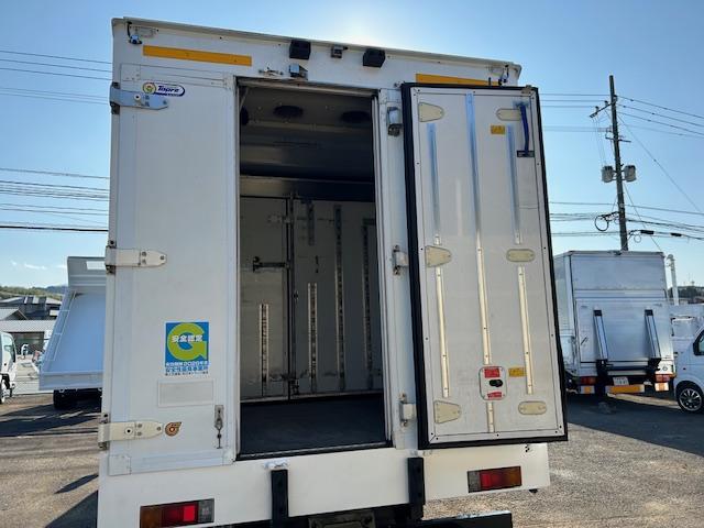 デュトロ 　ワイドロング　低温設定　冷蔵冷凍車　－１９℃確認済　３ｔ積　６速ＡＴ　サイドドア　バックカメラ　ラッシングレール２段　４．００Ｌディーゼルターボ　　内寸　長４８１／幅２０７／高３０８（ｃｍ）（7枚目）