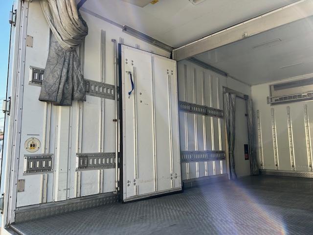 デュトロ 　ワイドロング　低温設定　冷蔵冷凍車　－１９℃確認済　３ｔ積　６速ＡＴ　サイドドア　バックカメラ　ラッシングレール２段　４．００Ｌディーゼルターボ　　内寸　長４８１／幅２０７／高３０８（ｃｍ）（10枚目）
