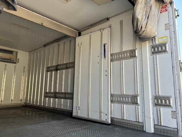 デュトロ 　ワイドロング　低温設定　冷蔵冷凍車　－１９℃確認済　３ｔ積　６速ＡＴ　サイドドア　バックカメラ　ラッシングレール２段　４．００Ｌディーゼルターボ　　内寸　長４８１／幅２０７／高３０８（ｃｍ）（11枚目）