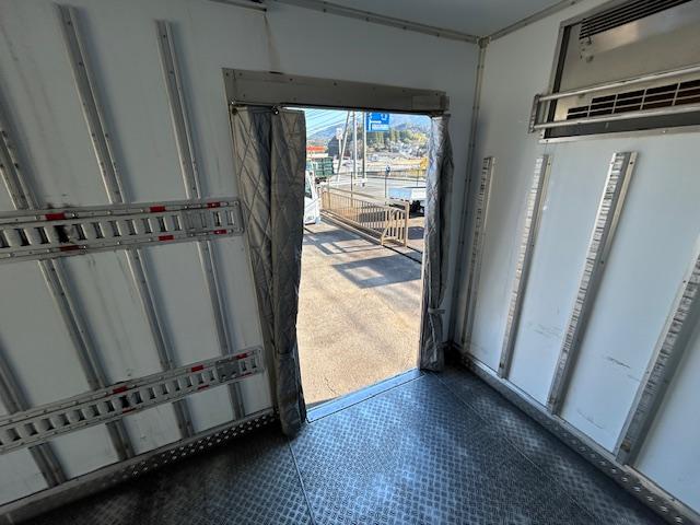 デュトロ 　ワイドロング　低温設定　冷蔵冷凍車　－１９℃確認済　３ｔ積　６速ＡＴ　サイドドア　バックカメラ　ラッシングレール２段　４．００Ｌディーゼルターボ　　内寸　長４８１／幅２０７／高３０８（ｃｍ）（16枚目）