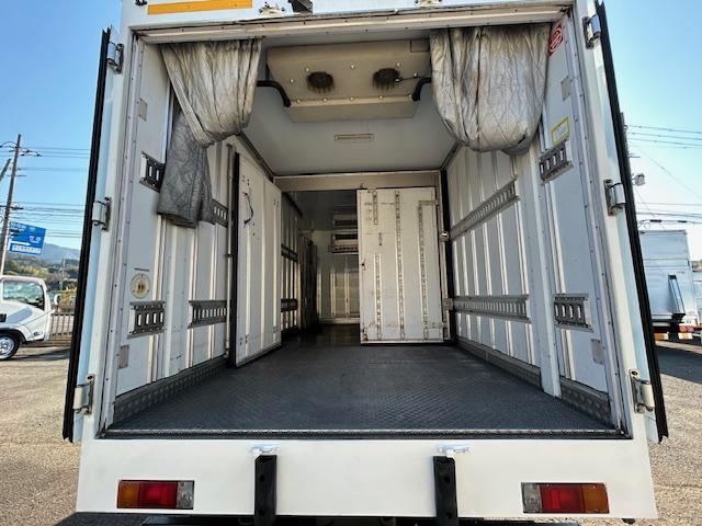 デュトロ 　ワイドロング　低温設定　冷蔵冷凍車　－１９℃確認済　３ｔ積　６速ＡＴ　サイドドア　バックカメラ　ラッシングレール２段　４．００Ｌディーゼルターボ　　内寸　長４８１／幅２０７／高３０８（ｃｍ）（19枚目）