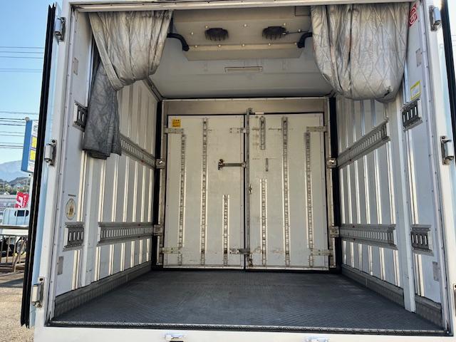 デュトロ 　ワイドロング　低温設定　冷蔵冷凍車　－１９℃確認済　３ｔ積　６速ＡＴ　サイドドア　バックカメラ　ラッシングレール２段　４．００Ｌディーゼルターボ　　内寸　長４８１／幅２０７／高３０８（ｃｍ）（22枚目）