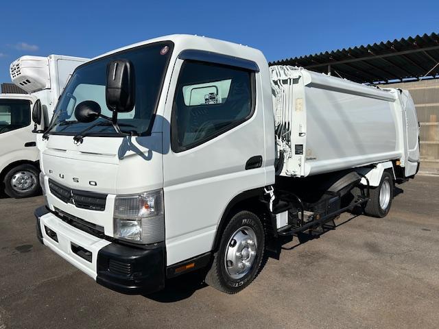 キャンター 　ワイド　プレスパッカー　６．８立米　新明和　排出押し出し式　２．９ｔ積　汚水タンク　連続スイッチ　バックカメラ　全面塗装済　５速ＭＴ（2枚目）