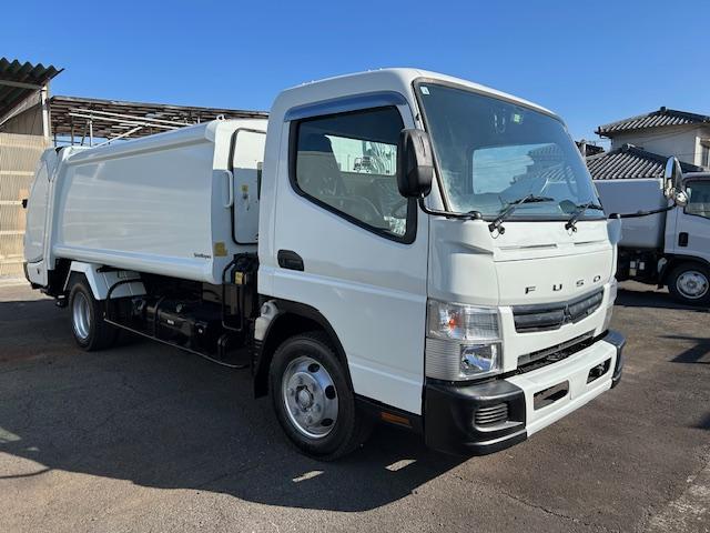 キャンター 　ワイド　プレスパッカー　６．８立米　新明和　排出押し出し式　２．９ｔ積　汚水タンク　連続スイッチ　バックカメラ　全面塗装済　５速ＭＴ（3枚目）