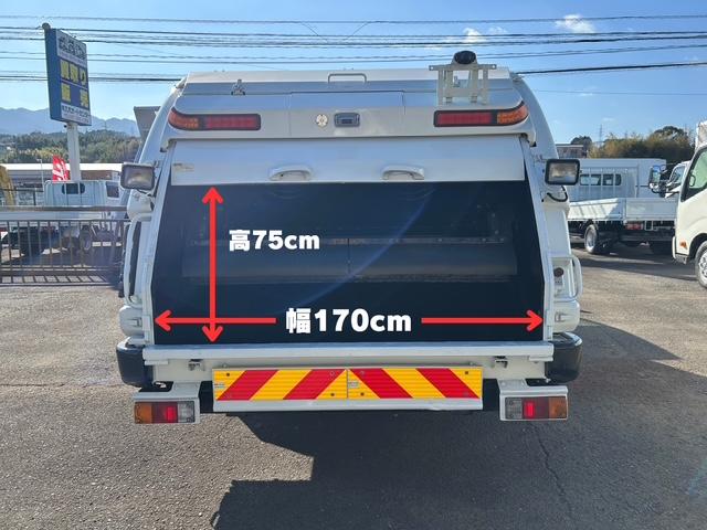 キャンター 　ワイド　プレスパッカー　６．８立米　新明和　排出押し出し式　２．９ｔ積　汚水タンク　連続スイッチ　バックカメラ　全面塗装済　５速ＭＴ（4枚目）