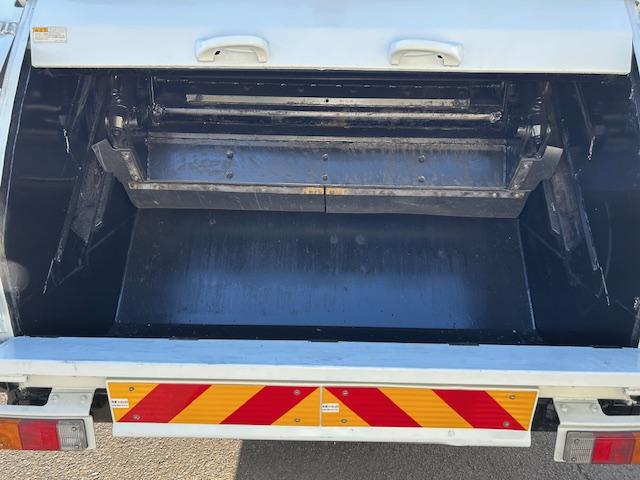 キャンター 　ワイド　プレスパッカー　６．８立米　新明和　排出押し出し式　２．９ｔ積　汚水タンク　連続スイッチ　バックカメラ　全面塗装済　５速ＭＴ（5枚目）