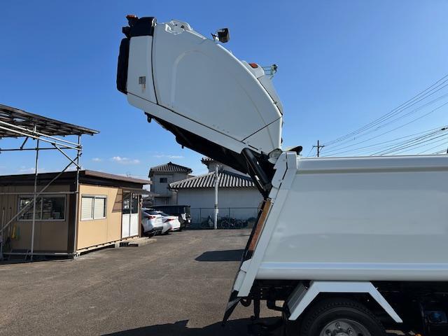 キャンター 　ワイド　プレスパッカー　６．８立米　新明和　排出押し出し式　２．９ｔ積　汚水タンク　連続スイッチ　バックカメラ　全面塗装済　５速ＭＴ（12枚目）