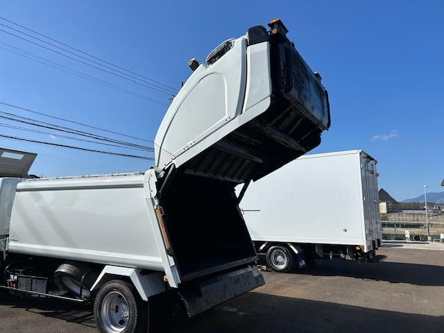 キャンター 　ワイド　プレスパッカー　６．８立米　新明和　排出押し出し式　２．９ｔ積　汚水タンク　連続スイッチ　バックカメラ　全面塗装済　５速ＭＴ（13枚目）