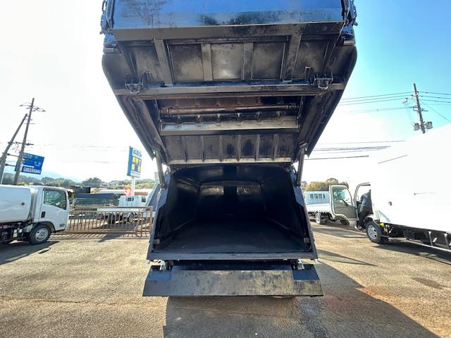 キャンター 　ワイド　プレスパッカー　６．８立米　新明和　排出押し出し式　２．９ｔ積　汚水タンク　連続スイッチ　バックカメラ　全面塗装済　５速ＭＴ（14枚目）