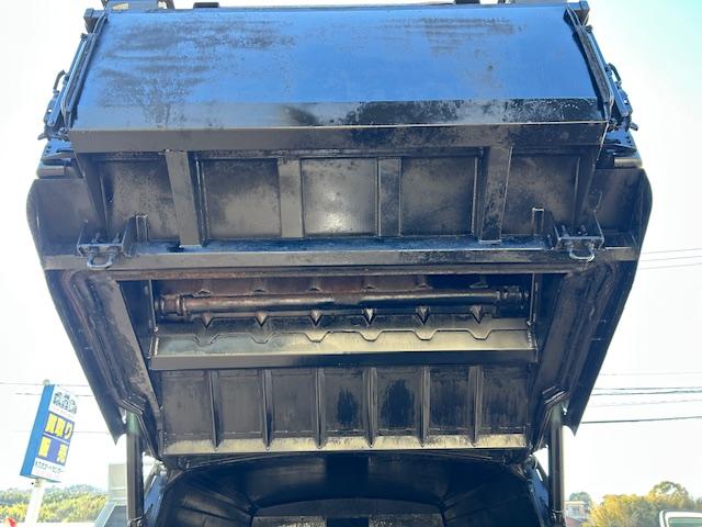 キャンター 　ワイド　プレスパッカー　６．８立米　新明和　排出押し出し式　２．９ｔ積　汚水タンク　連続スイッチ　バックカメラ　全面塗装済　５速ＭＴ（16枚目）