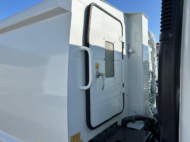 キャンター 　ワイド　プレスパッカー　６．８立米　新明和　排出押し出し式　２．９ｔ積　汚水タンク　連続スイッチ　バックカメラ　全面塗装済　５速ＭＴ（30枚目）