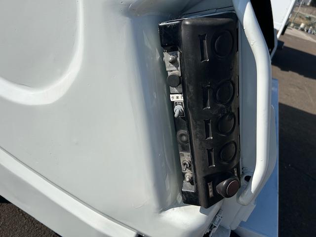 キャンター 　ワイド　プレスパッカー　６．８立米　新明和　排出押し出し式　２．９ｔ積　汚水タンク　連続スイッチ　バックカメラ　全面塗装済　５速ＭＴ（39枚目）