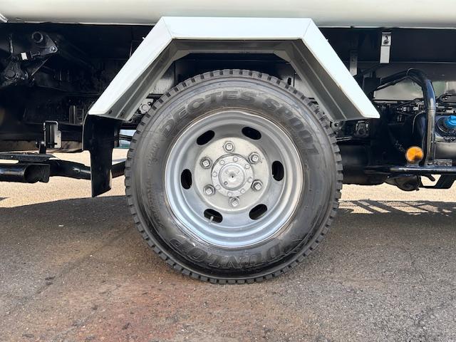 キャンター 　ワイド　プレスパッカー　６．８立米　新明和　排出押し出し式　２．９ｔ積　汚水タンク　連続スイッチ　バックカメラ　全面塗装済　５速ＭＴ（49枚目）