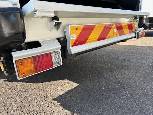 キャンター 　ワイド　プレスパッカー　６．８立米　新明和　排出押し出し式　２．９ｔ積　汚水タンク　連続スイッチ　バックカメラ　全面塗装済　５速ＭＴ（53枚目）