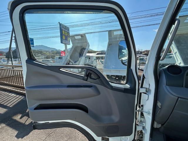 キャンター 　ワイド　プレスパッカー　６．８立米　新明和　排出押し出し式　２．９ｔ積　汚水タンク　連続スイッチ　バックカメラ　全面塗装済　５速ＭＴ（69枚目）