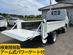 人気のエルフ　フラットロー　パワーゲート付き　入庫しました！平ボデ　極東製　アーム式ＰＧ　２ｔ積　車検Ｒ６年１１月　坂道発進補助装置　丁寧に車内清掃済です！ 3