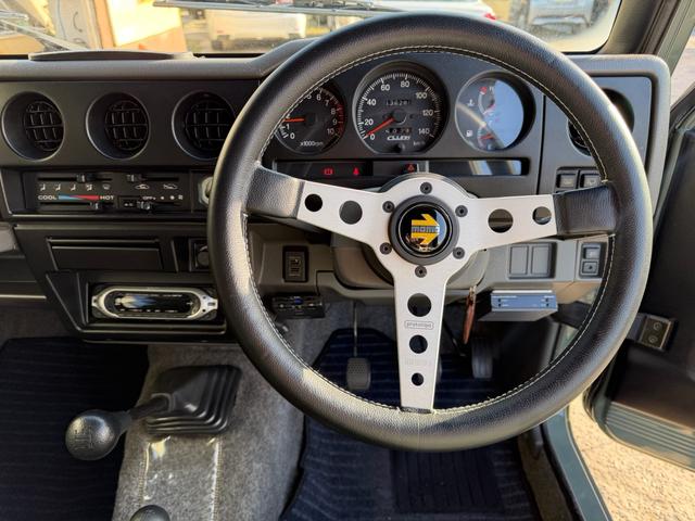 ジムニー ワイルドウインド　５速マニュアル・４ＷＤ・ＥＴＣ・リフトアップ・ルーフラック・ＭＯＭＯステアリング・ケスウィックグリーン（13枚目）