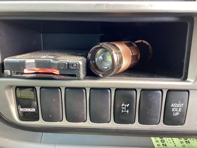 デュトロ 　ハイグレード　タダノ３段クレーン付フラット積載車　フルラジコン　積載量２６００キロ　レッカー仕様二次架装　トリイ変更　大型サイド工具箱　天秤棒　スリングベルト　矢印表示板　前方格納　記録簿（10枚目）