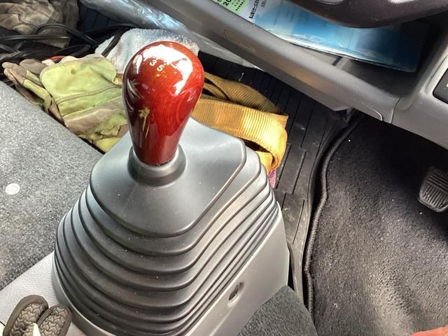 デュトロ 　ハイグレード　タダノ３段クレーン付フラット積載車　フルラジコン　積載量２６００キロ　レッカー仕様二次架装　トリイ変更　大型サイド工具箱　天秤棒　スリングベルト　矢印表示板　前方格納　記録簿（12枚目）