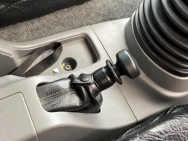 デュトロ 　ハイグレード　タダノ３段クレーン付フラット積載車　フルラジコン　積載量２６００キロ　レッカー仕様二次架装　トリイ変更　大型サイド工具箱　天秤棒　スリングベルト　矢印表示板　前方格納　記録簿（13枚目）