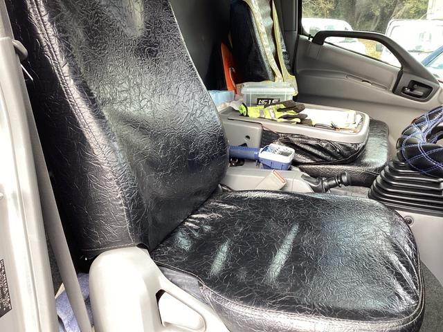 デュトロ 　ハイグレード　タダノ３段クレーン付フラット積載車　フルラジコン　積載量２６００キロ　レッカー仕様二次架装　トリイ変更　大型サイド工具箱　天秤棒　スリングベルト　矢印表示板　前方格納　記録簿（18枚目）