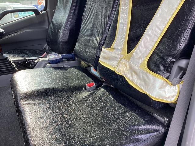 デュトロ 　ハイグレード　タダノ３段クレーン付フラット積載車　フルラジコン　積載量２６００キロ　レッカー仕様二次架装　トリイ変更　大型サイド工具箱　天秤棒　スリングベルト　矢印表示板　前方格納　記録簿（20枚目）