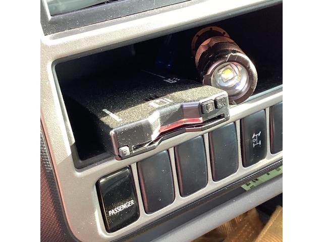 デュトロ 　ハイグレード　タダノ３段クレーン付フラット積載車　フルラジコン　積載量２６００キロ　レッカー仕様二次架装　トリイ変更　大型サイド工具箱　天秤棒　スリングベルト　矢印表示板　前方格納　記録簿（21枚目）