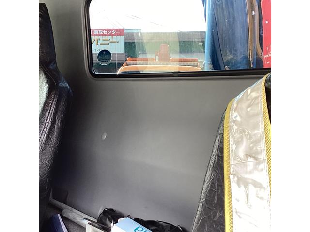 デュトロ 　ハイグレード　タダノ３段クレーン付フラット積載車　フルラジコン　積載量２６００キロ　レッカー仕様二次架装　トリイ変更　大型サイド工具箱　天秤棒　スリングベルト　矢印表示板　前方格納　記録簿（23枚目）