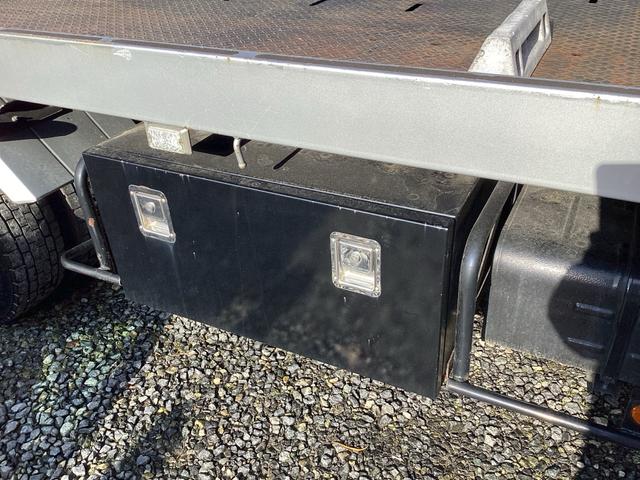 デュトロ 　ハイグレード　タダノ３段クレーン付フラット積載車　フルラジコン　積載量２６００キロ　レッカー仕様二次架装　トリイ変更　大型サイド工具箱　天秤棒　スリングベルト　矢印表示板　前方格納　記録簿（25枚目）