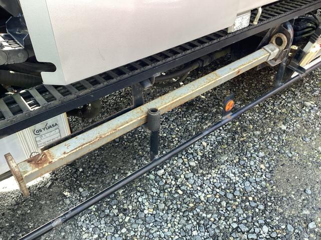 デュトロ 　ハイグレード　タダノ３段クレーン付フラット積載車　フルラジコン　積載量２６００キロ　レッカー仕様二次架装　トリイ変更　大型サイド工具箱　天秤棒　スリングベルト　矢印表示板　前方格納　記録簿（28枚目）