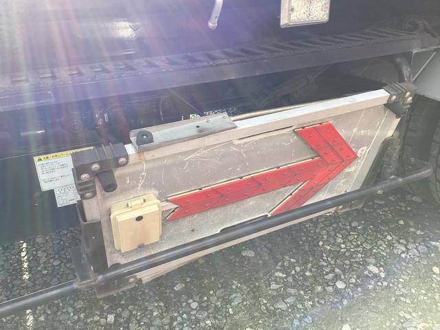 デュトロ 　ハイグレード　タダノ３段クレーン付フラット積載車　フルラジコン　積載量２６００キロ　レッカー仕様二次架装　トリイ変更　大型サイド工具箱　天秤棒　スリングベルト　矢印表示板　前方格納　記録簿（29枚目）