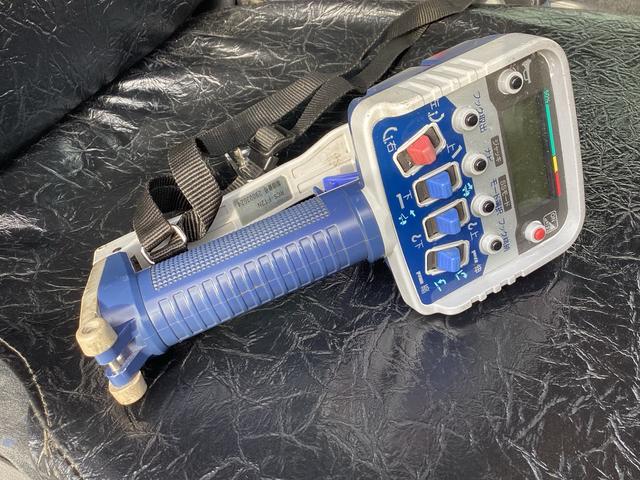 デュトロ 　ハイグレード　タダノ３段クレーン付フラット積載車　フルラジコン　積載量２６００キロ　レッカー仕様二次架装　トリイ変更　大型サイド工具箱　天秤棒　スリングベルト　矢印表示板　前方格納　記録簿（35枚目）