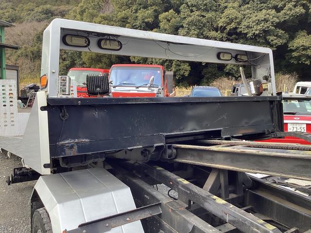 デュトロ 　ハイグレード　タダノ３段クレーン付フラット積載車　フルラジコン　積載量２６００キロ　レッカー仕様二次架装　トリイ変更　大型サイド工具箱　天秤棒　スリングベルト　矢印表示板　前方格納　記録簿（37枚目）