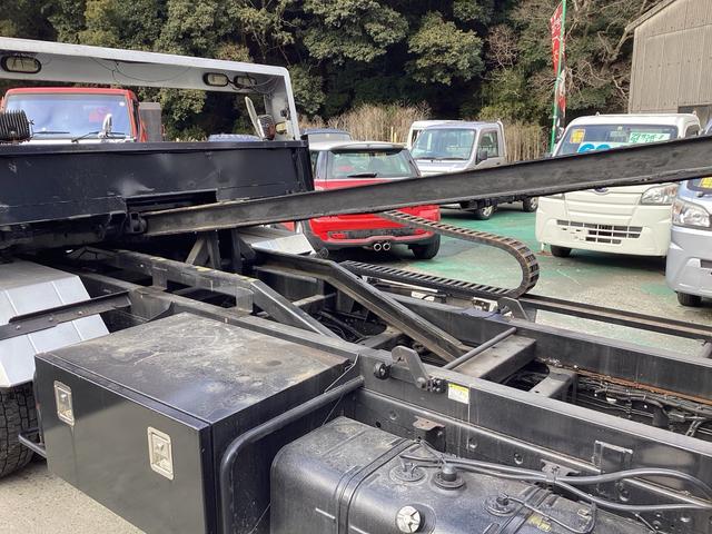 デュトロ 　ハイグレード　タダノ３段クレーン付フラット積載車　フルラジコン　積載量２６００キロ　レッカー仕様二次架装　トリイ変更　大型サイド工具箱　天秤棒　スリングベルト　矢印表示板　前方格納　記録簿（38枚目）