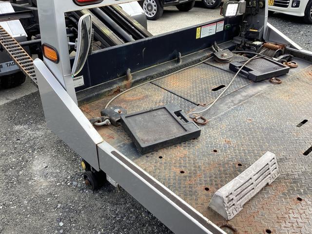 デュトロ 　ハイグレード　タダノ３段クレーン付フラット積載車　フルラジコン　積載量２６００キロ　レッカー仕様二次架装　トリイ変更　大型サイド工具箱　天秤棒　スリングベルト　矢印表示板　前方格納　記録簿（43枚目）