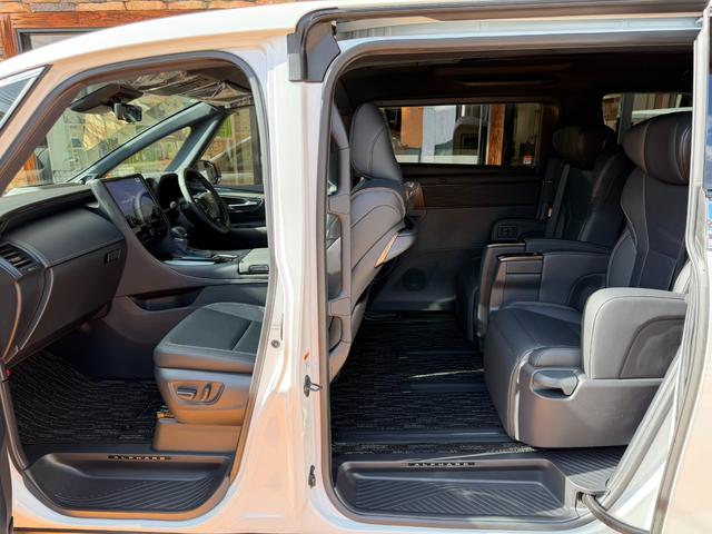 アルファード Ｚ　スペアタイヤ／左右独立ムーンルーフ＋後席パワーサイドサンシェード／トヨタチームメイト／ＩＴＳコネクト／アドバンスドパーク／ＰＫＳＢ／カラーヘッドアップディスプレイ／１５スピーカー／１４型後席モニタ－（28枚目）