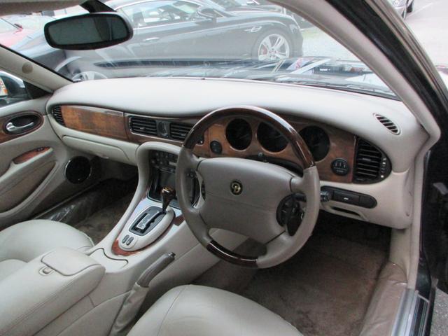 デイムラー スーパーＶ８（15枚目）