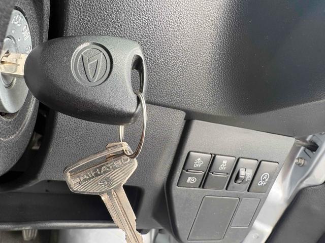 ハイゼットカーゴ 　ＡＴ　衝突被害軽減システム　両側スライドドア　アイドリングストップ　オートマチックハイビーム　ＥＳＣ　エアコン　パワーステアリング　パワーウィンドウ（5枚目）